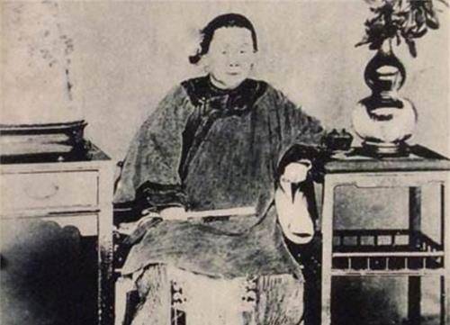 清朝总督交接,要一大脚老太搬走,她说:都是我儿子,有啥好搬的