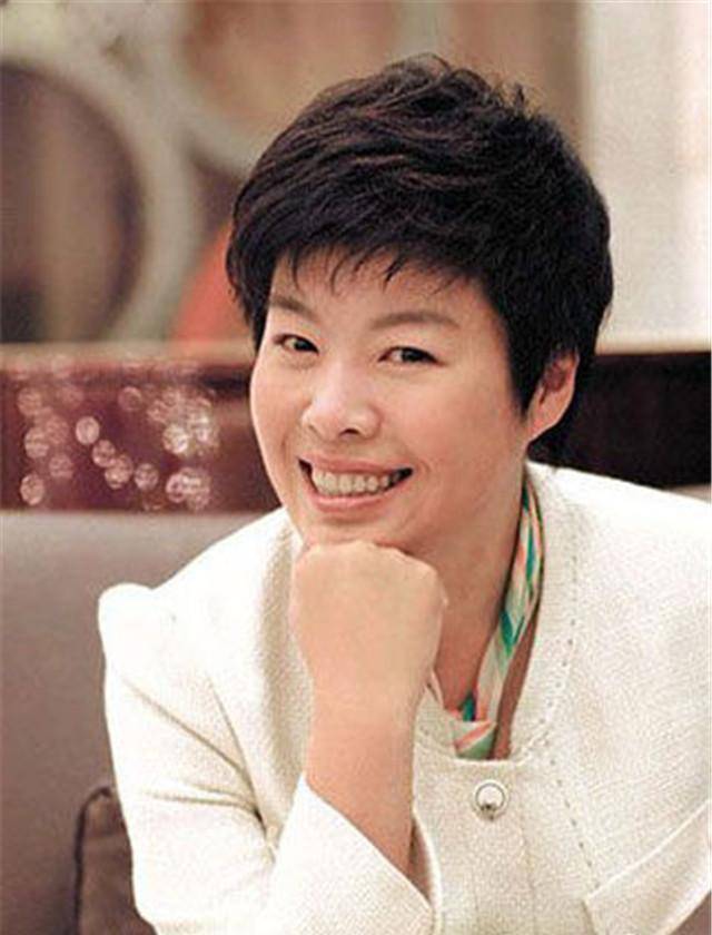 国学之母于丹,为何会跌落神坛?易中天评价:永远把钱放在第一位