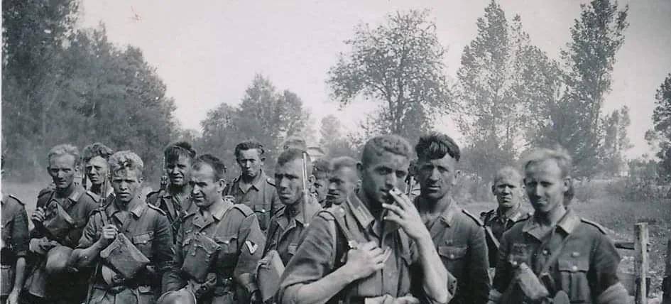 德国军士只因尿急手刃苏军近百人,躲在茅房架起机枪守了两天两夜