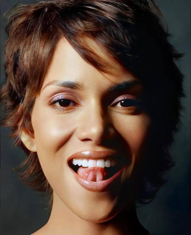 2012年,奥布瑞送女儿去找哈莉,结果哈莉的现任马丁内