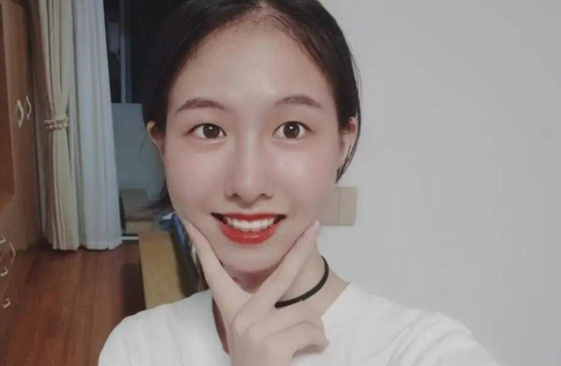 3年前,20岁浙江女孩为救同学连挡8刀,出院后坦言:我是军二代