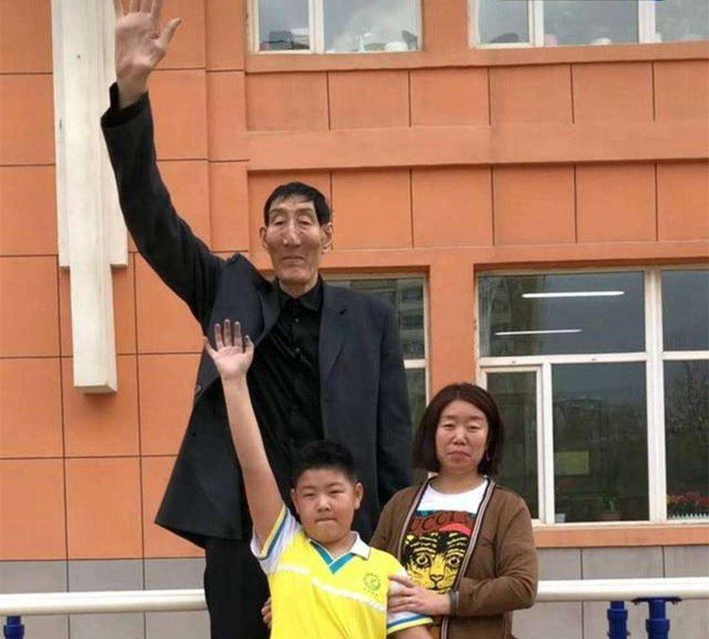 中国第一高人鲍喜顺:13年前娶妻生子,如今儿子有多高?