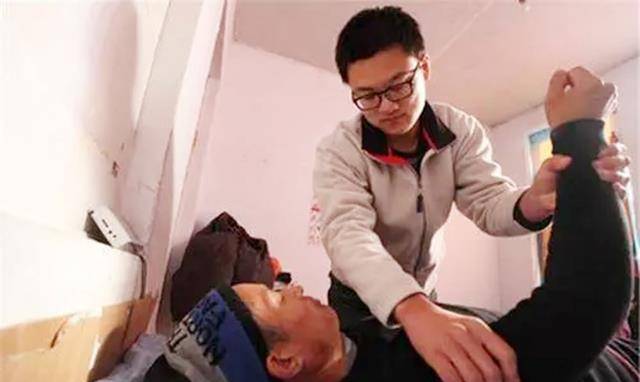 21年前,因"背起爸爸上学"感动中国的李勇,如今生活如何?