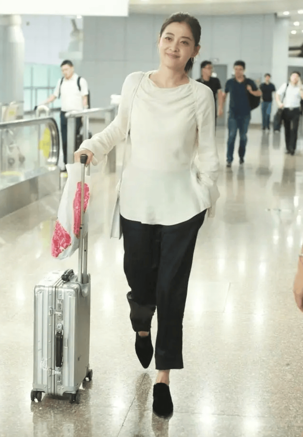 瘦下来的梅婷太美了!穿一身黑白配走机场,随随便便就穿出高级感