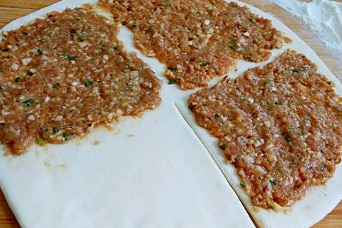 12.锅烧热,加少许油,待油温升高,放入肉饼,盖上锅盖,中小