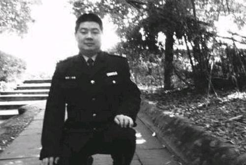 完成学业后,却仍继续做保安_张永辉_工作_成绩