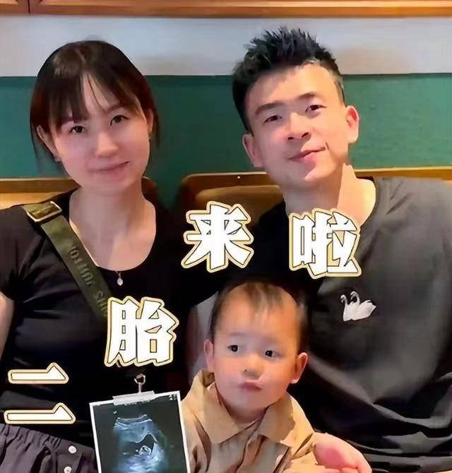 "一家四口"欢乐全家福曝光,b超公开期待_组合_黄鸭_雅思