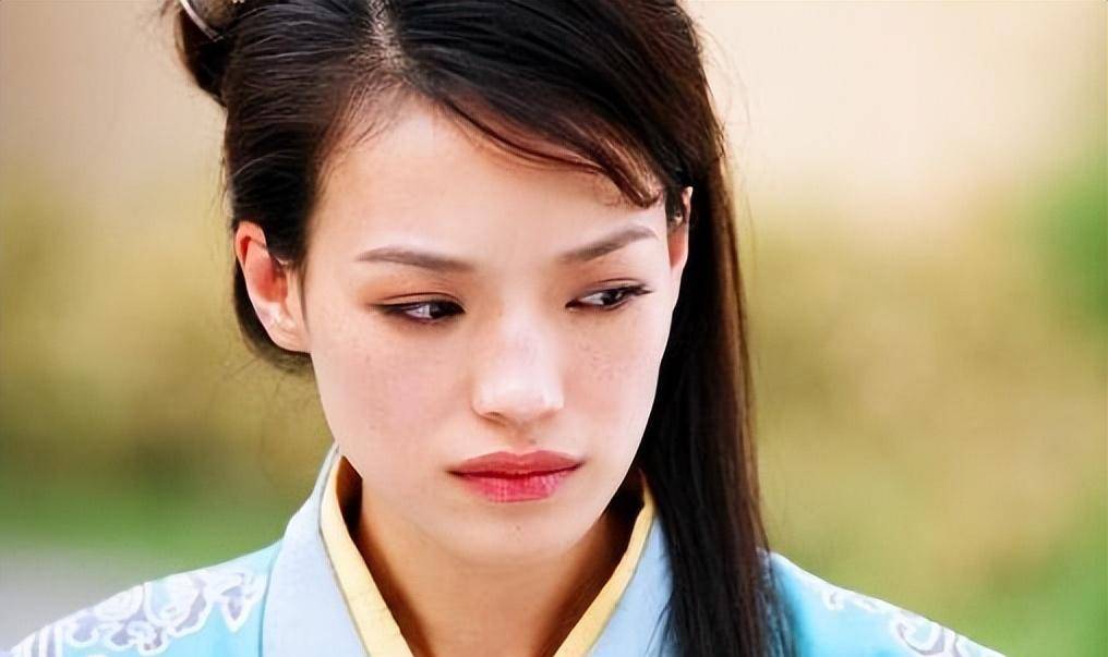 同样演"第一美人",把俞飞鸿,何晴和杨紫放一起,差距就出来了