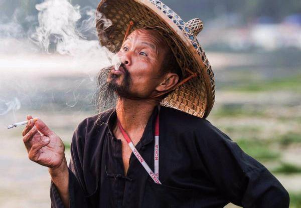 53岁中国老大爷,娶24岁非洲美女,如今9年过去,两人过得如何?