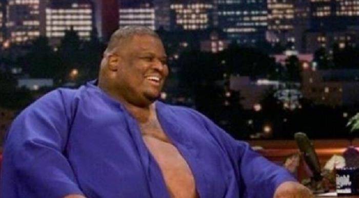 相识幸福在相扑界中,有一个叫亚伯勒的人,体重达到了800公