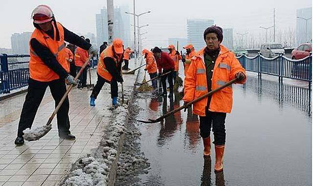 2002年安徽夫妇来城市打拼,一家5口蜗居公厕,两女儿住