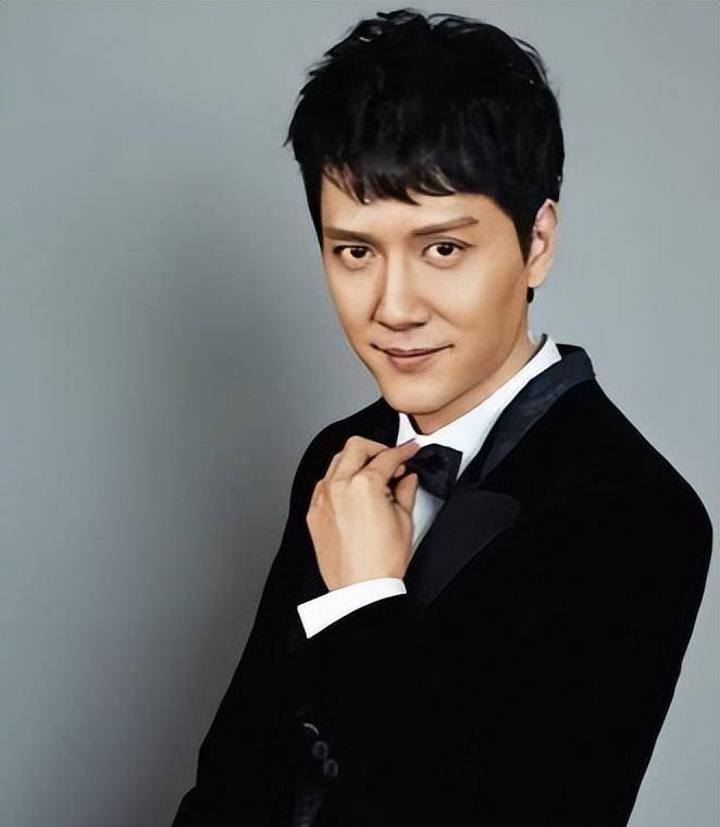 冯绍峰甜蜜示爱,亲密照片曝光引发热议,网友祝福:找到真爱