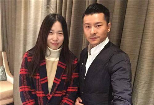 山寨版刘德华:签约央视年入百万,排面大过本尊,出场费很吓人