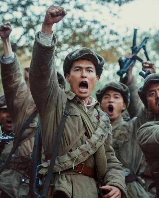 上甘岭战役机枪手歼敌百余人,在博物馆看见机枪大哭:这是我的