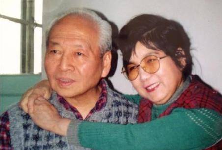 她是共和国第一美女,却受断腿之辱,今天是个沉痛的日子