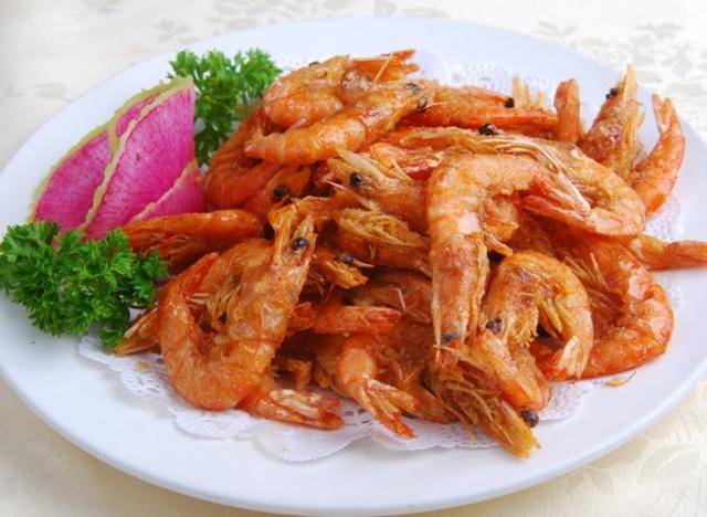 盐焗虾的两种做法《建议尝试》_辣椒_椒盐虾_盐粒