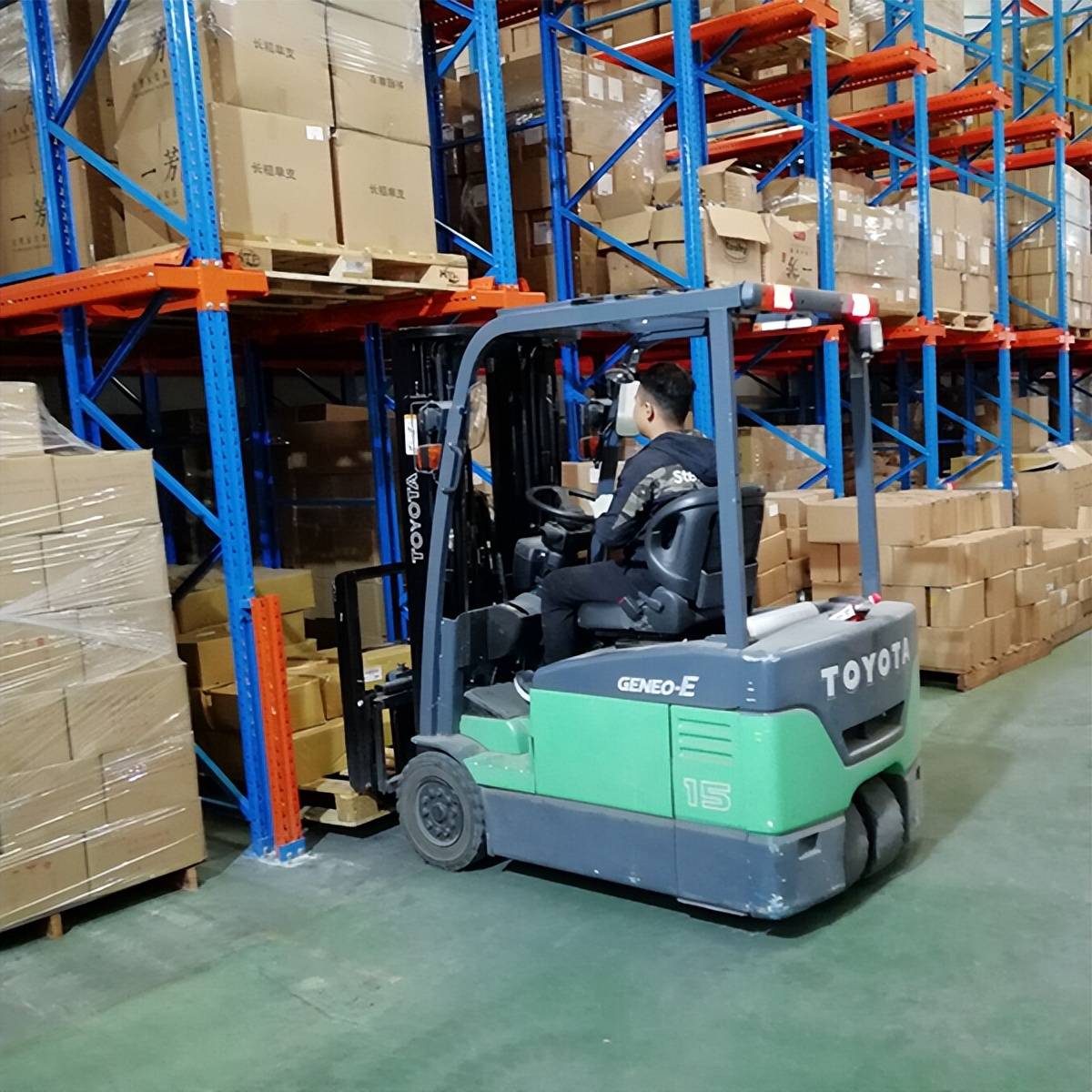 冷库用叉车货架选择哪种类型存储量大