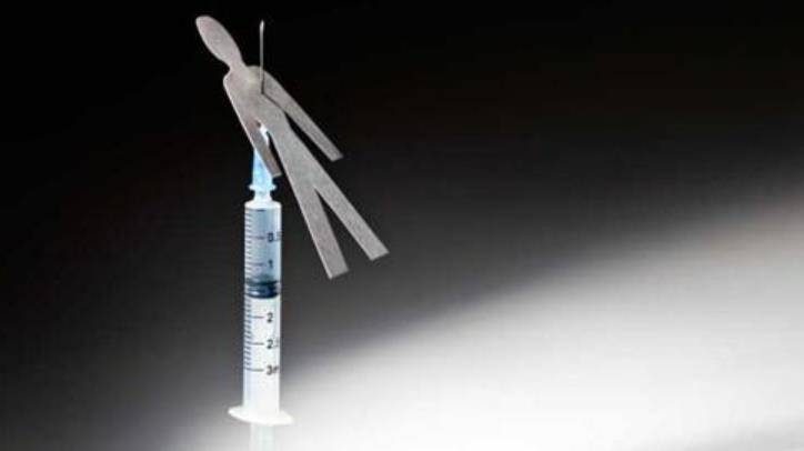 2002年,女护士给同事注射不明液体致死,法庭上笑称:开个小玩笑