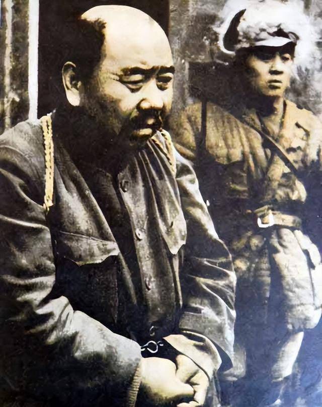 1946年,匪首谢文东被捕时负隅顽抗,为何最后却因一台摄像机投降