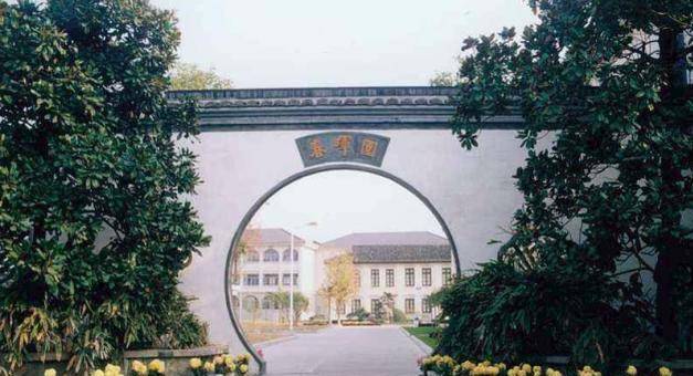 校长经亨颐:著名教育家.美术老师:丰子恺.音乐老师:李叔同.