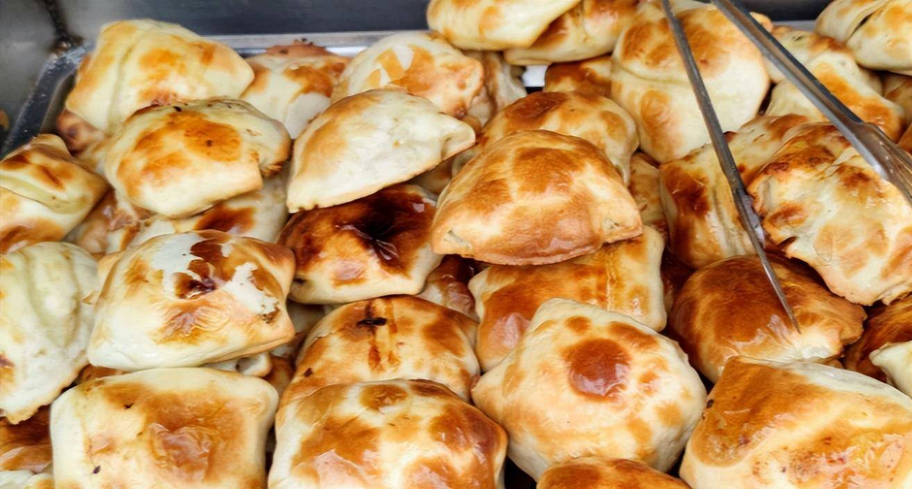 不仅在街边小摊,饭馆,大巴扎随处可见,而且成为了新疆特色美食的代表