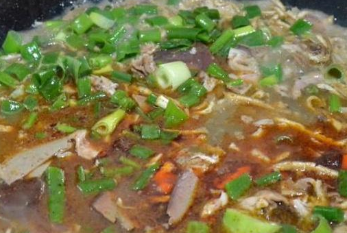 一锅乱炖,仅5种食材,20元一碗,一天卖出400碗,顾客开豪车来吃