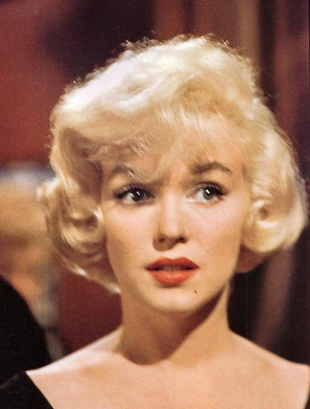 整容前的梦露彩色老照片!