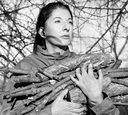 人性到底多可怕?她将身体麻醉后任人处置,路人的举止让她冒冷汗