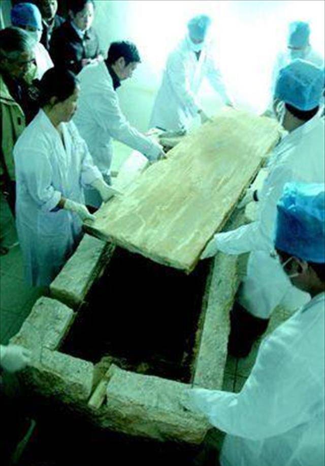 2008年,广西出土两口神秘石棺,棺材下方有蜘蛛网般的白色物体