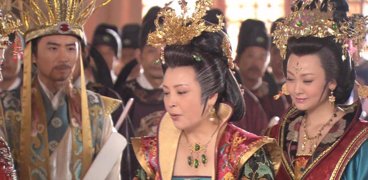 "还是王宝钏看薛平贵没有搀扶的举动,这才主动上前搀扶起自己母亲.