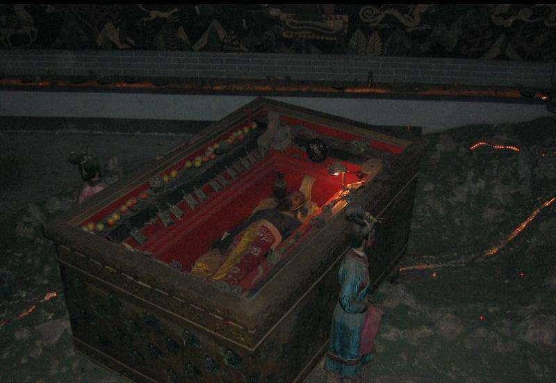 再牛叉一点的就是祖龙(秦始皇)的"金棺"了,当然了也有学者认为是"铜棺