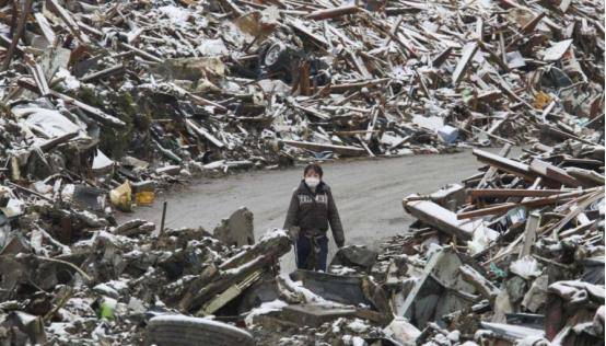 在一些日本纪录片中就有提到:整个长崎跟广岛就如同两个废墟一般,哪怕