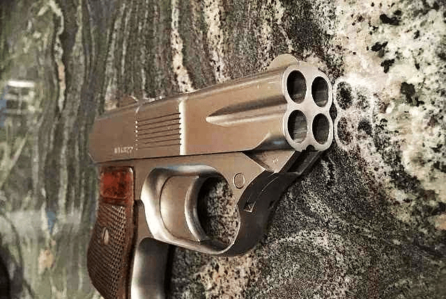 也可以说短小的尺寸,却拥有着普通德林杰手枪无法比拟的威力后射程