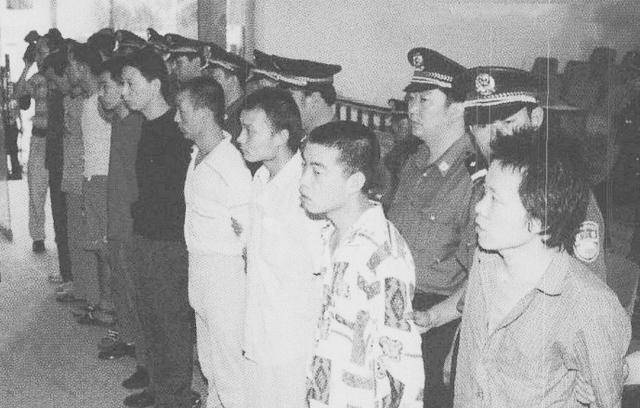 李伟举起冲锋枪朝天上打了一梭子,几个年轻人当场被震住,一阵慌乱之后