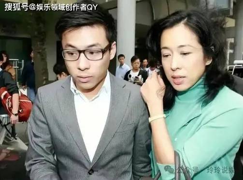 霍启刚弟弟成功求婚泰国女友 船上单膝下跪好浪漫