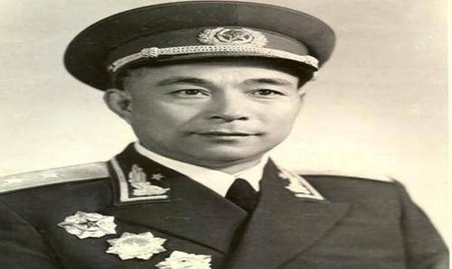 背着父母偷偷参军,身患痢疾也要跟着部队,他后来成我军中将_康志强