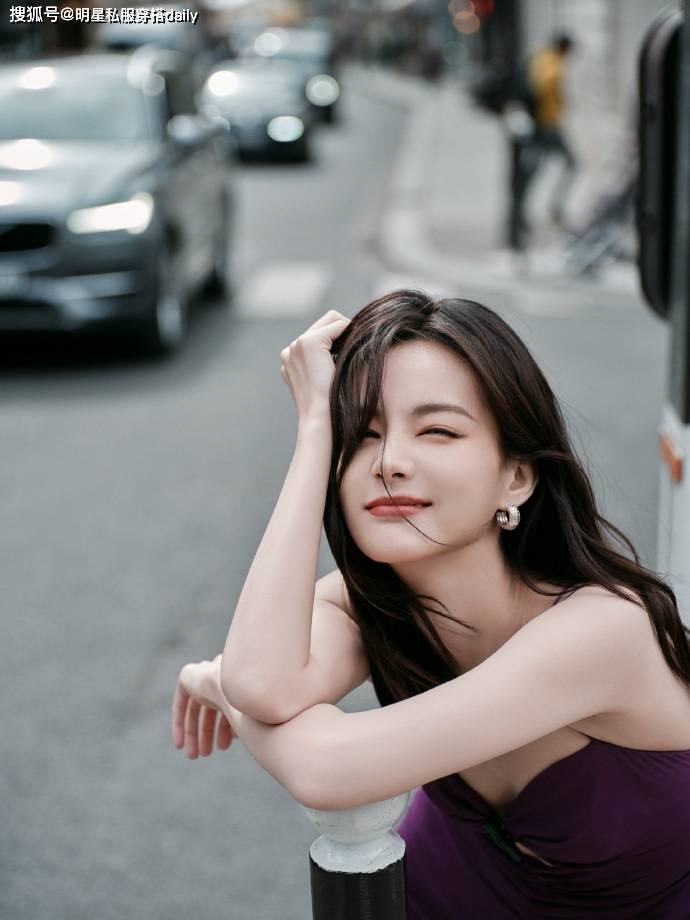 李一桐身材被低估了!挑战紫色吊带连衣裙秀凹凸曲线,确实很有料