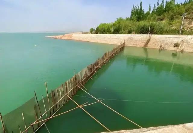 沙漠里挖大型水库?耗时40年,面积30平方公里,中国完成多年夙愿