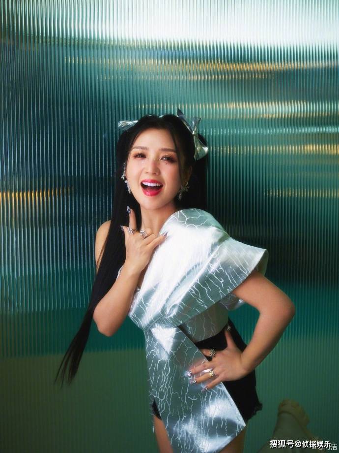 38岁何洁晒近照,双马尾配多巴胺穿搭,显瘦又可爱美到不敢认