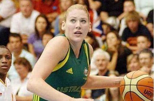 澳洲女篮球星示爱姚明,奥运会上求抱抱,被评:最美女篮球运动员
