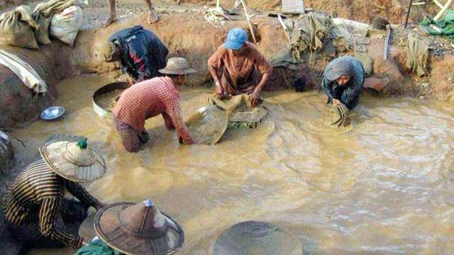 广西"上林帮"非洲淘金:每天如刀尖舔血,常备200克金子保命