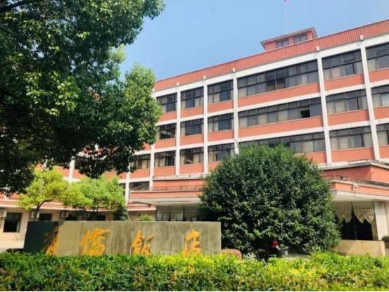 24年前,他花2亿买下饭店,看见大堂内一幅画,大喜:白捡一饭店_楼忠福