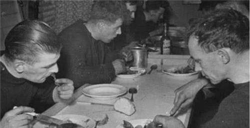 二战哪国伙食奢侈?英国飞行员吃到此国战俘饭时,激动地泪流满面