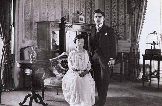 1918年,年仅15岁的良子就被内定为太子妃,送往寄宿学校学习历史,法语