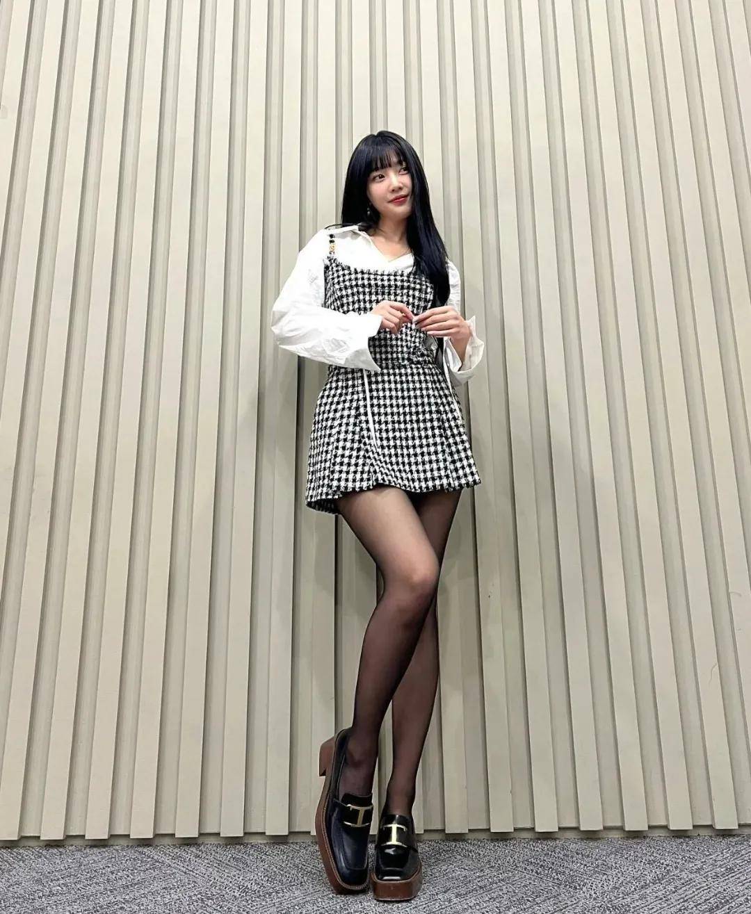 除了音乐才华,朴秀荣还以其模特般的身材和大长腿而闻名.