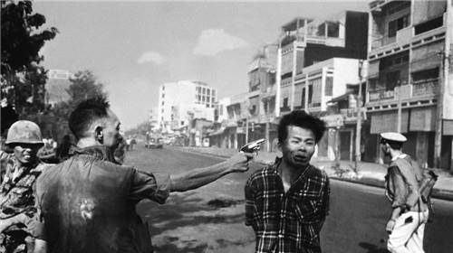 1968年2月,越南西贡街头,一个南越军官面无表情地拔出左轮手枪,接着