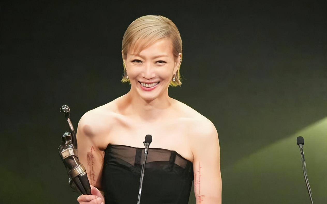 获奖时身上只有1000块,44岁没车没房没老公_表演_谢盈萱_成功