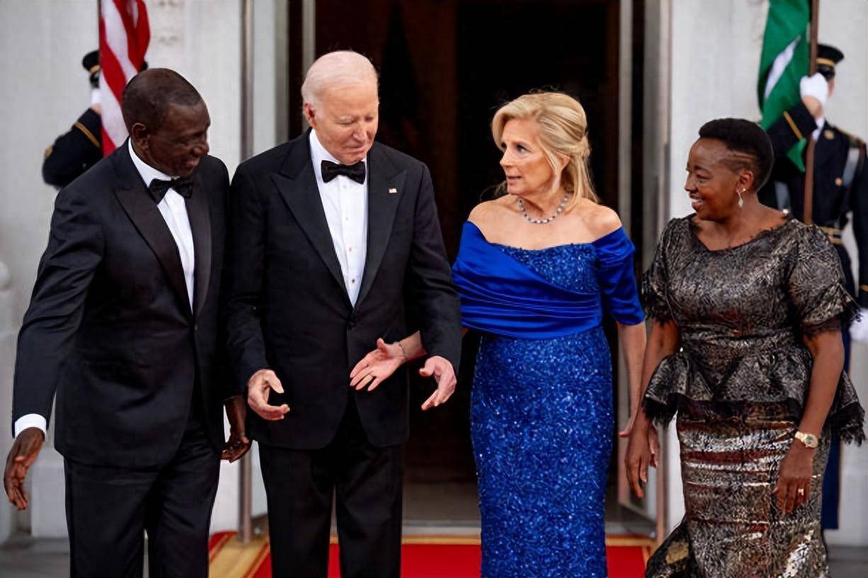 拜登为肯尼亚总统夫妇举行国宴!夫人露肩蓝裙很艳,奥巴马也来了