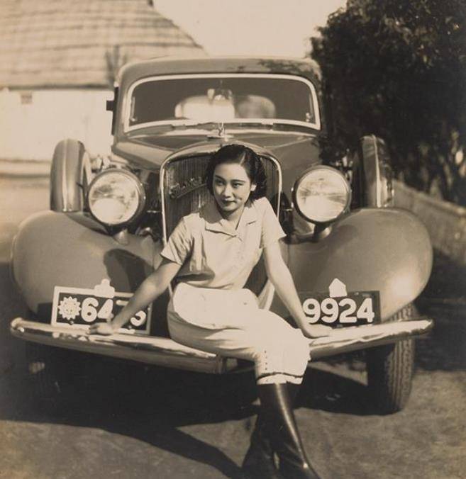 影星胡蝶与小轿车 | 来源:网络王莲英上车时,发现车上还有阎瑞生的两