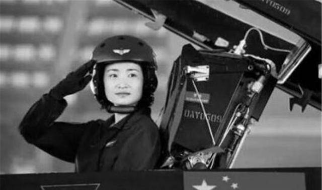 中国首位歼10女飞行员,因跳伞失败牺牲,葬礼上36万群众自发送别